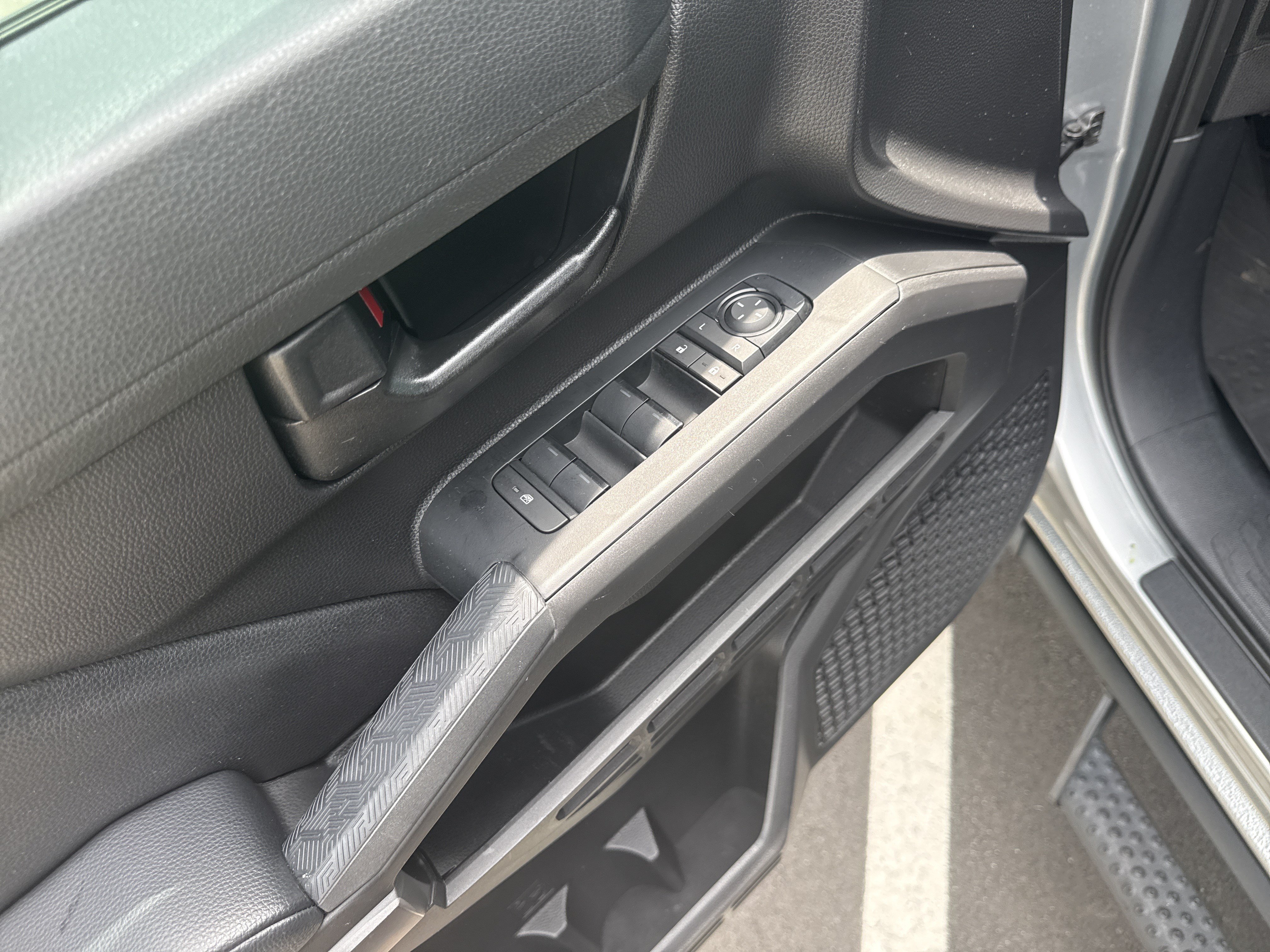 Used 2025 Toyota Tacoma SR5 AWD/4WD image 15