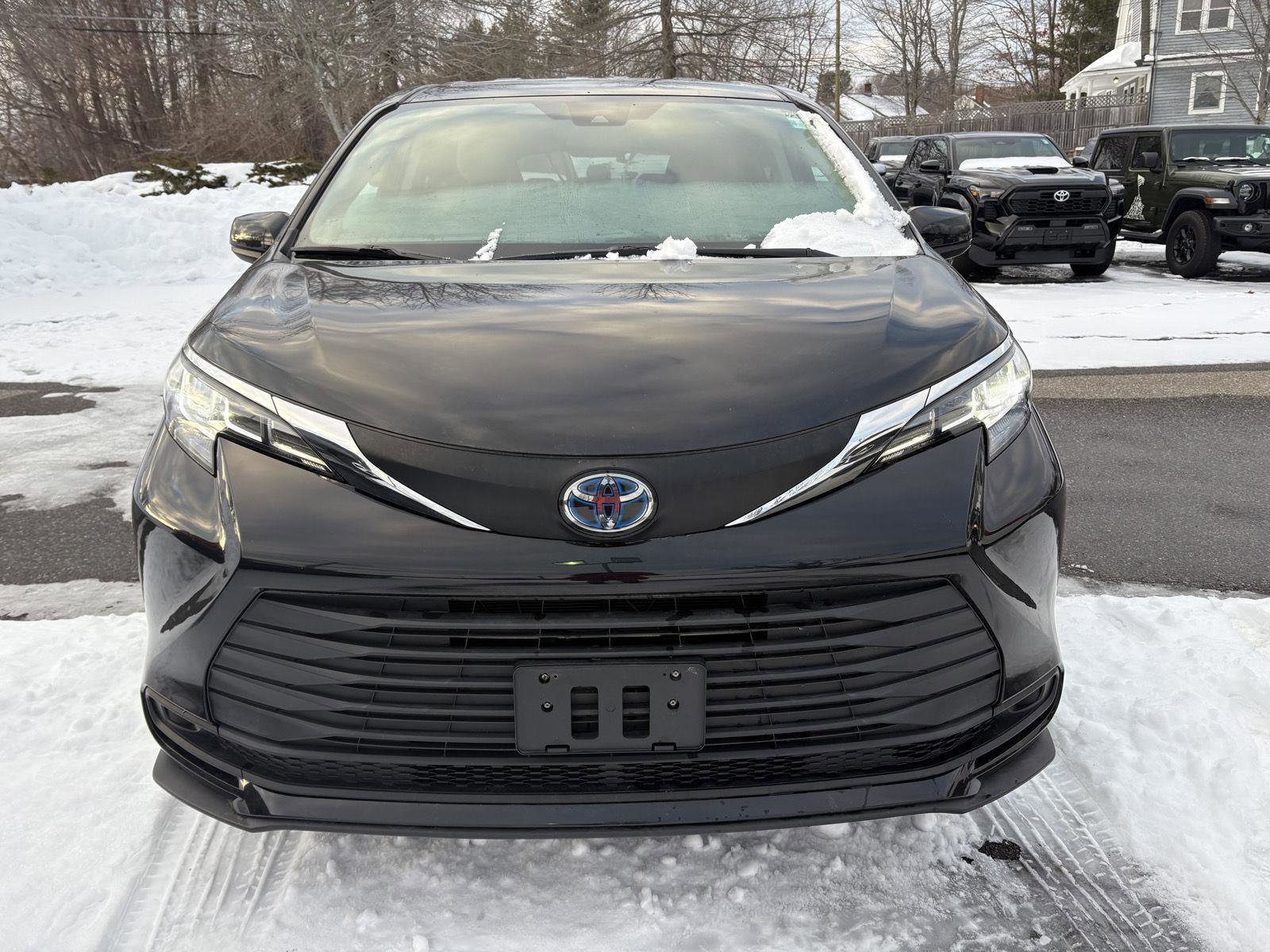 Used 2021 Toyota Sienna LE image 2
