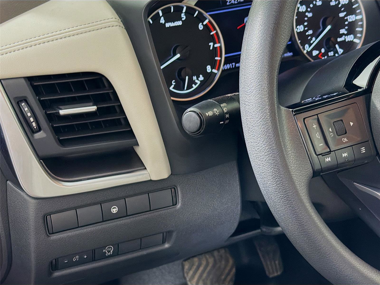 Used 2023 Nissan Rogue SV image 10