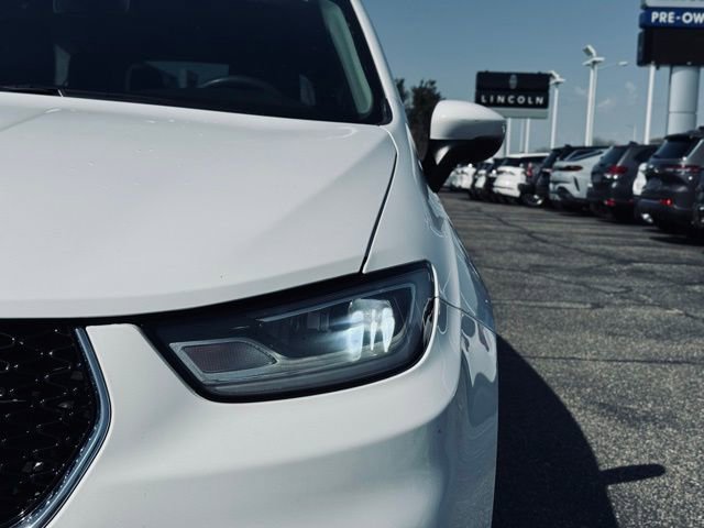 Used 2023 Chrysler Pacifica Touring-L FWD image 3