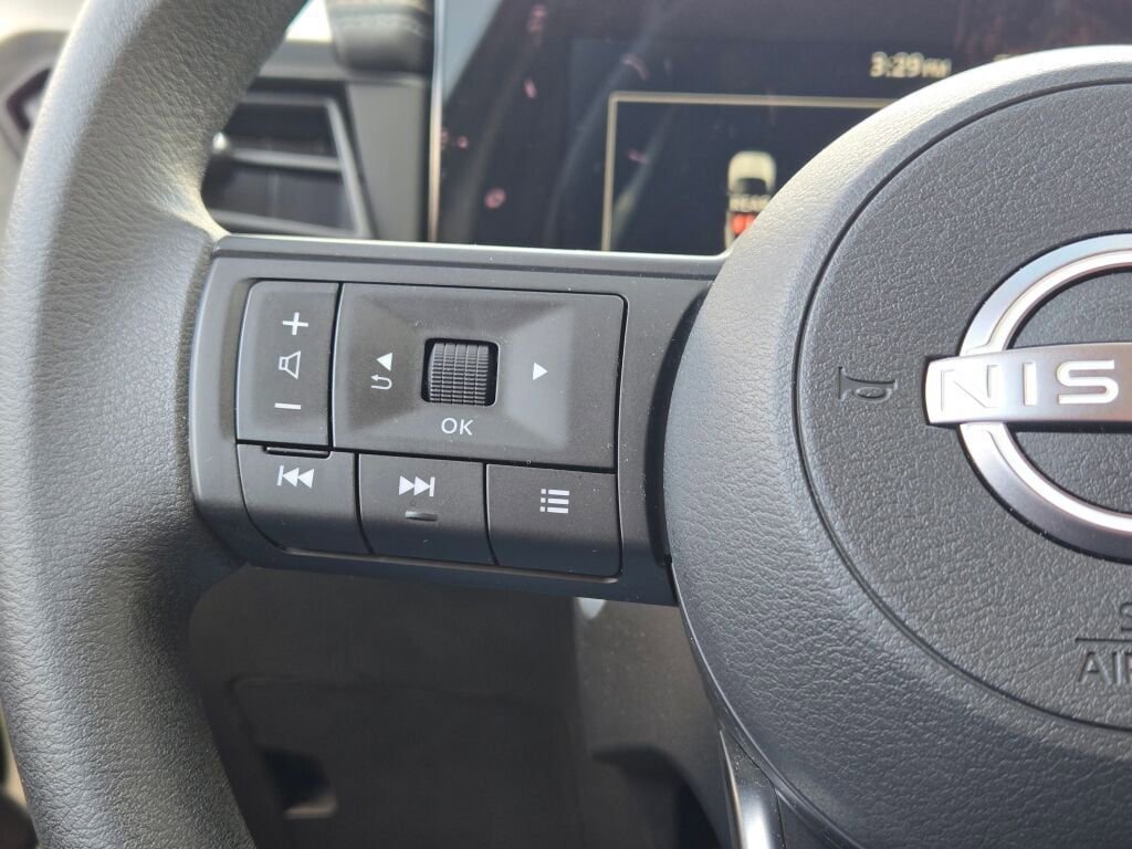 Used 2025 Nissan Kicks SV AWD/4WD image 27