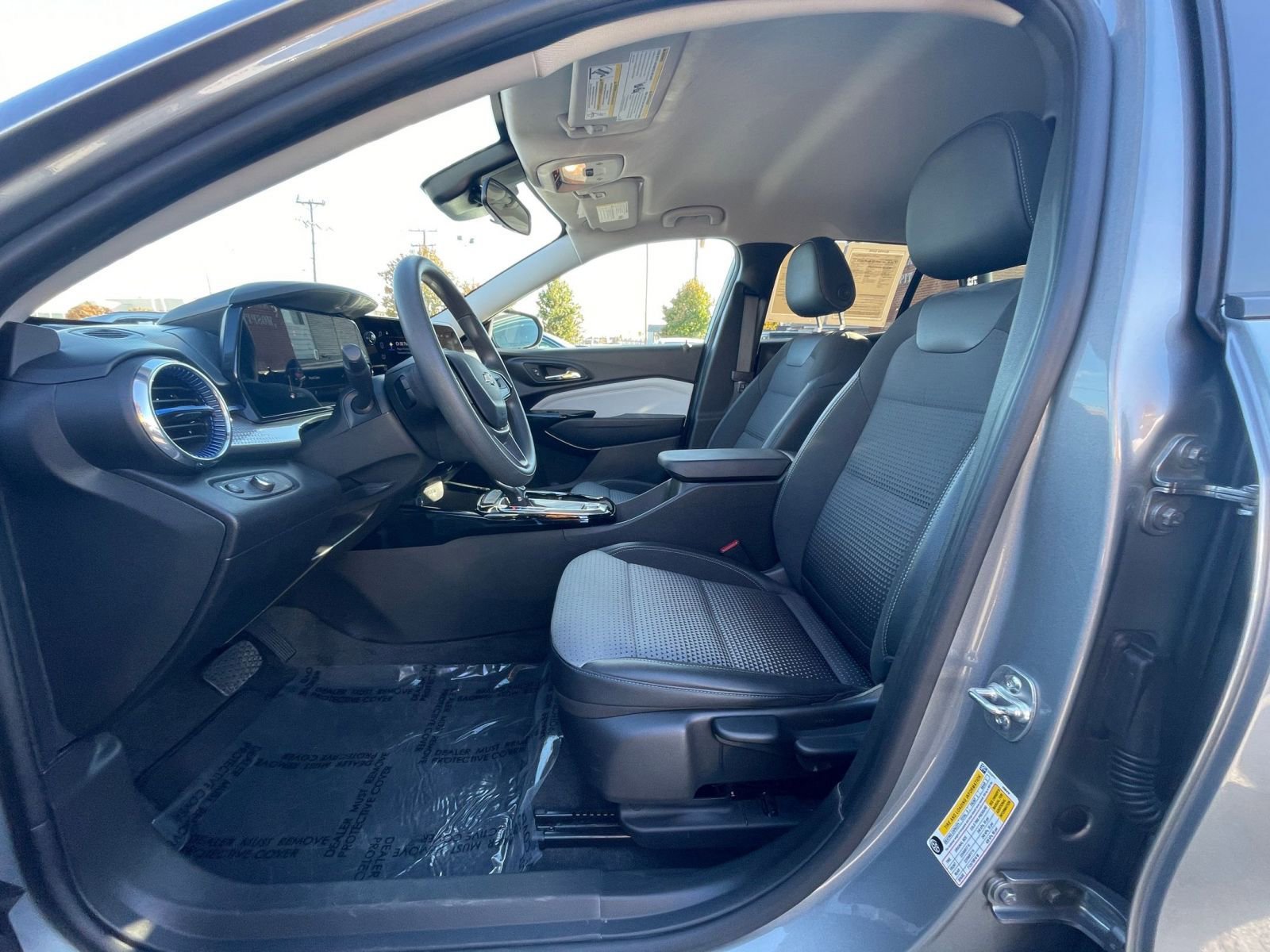 Used 2025 Chevrolet Trax LT image 25