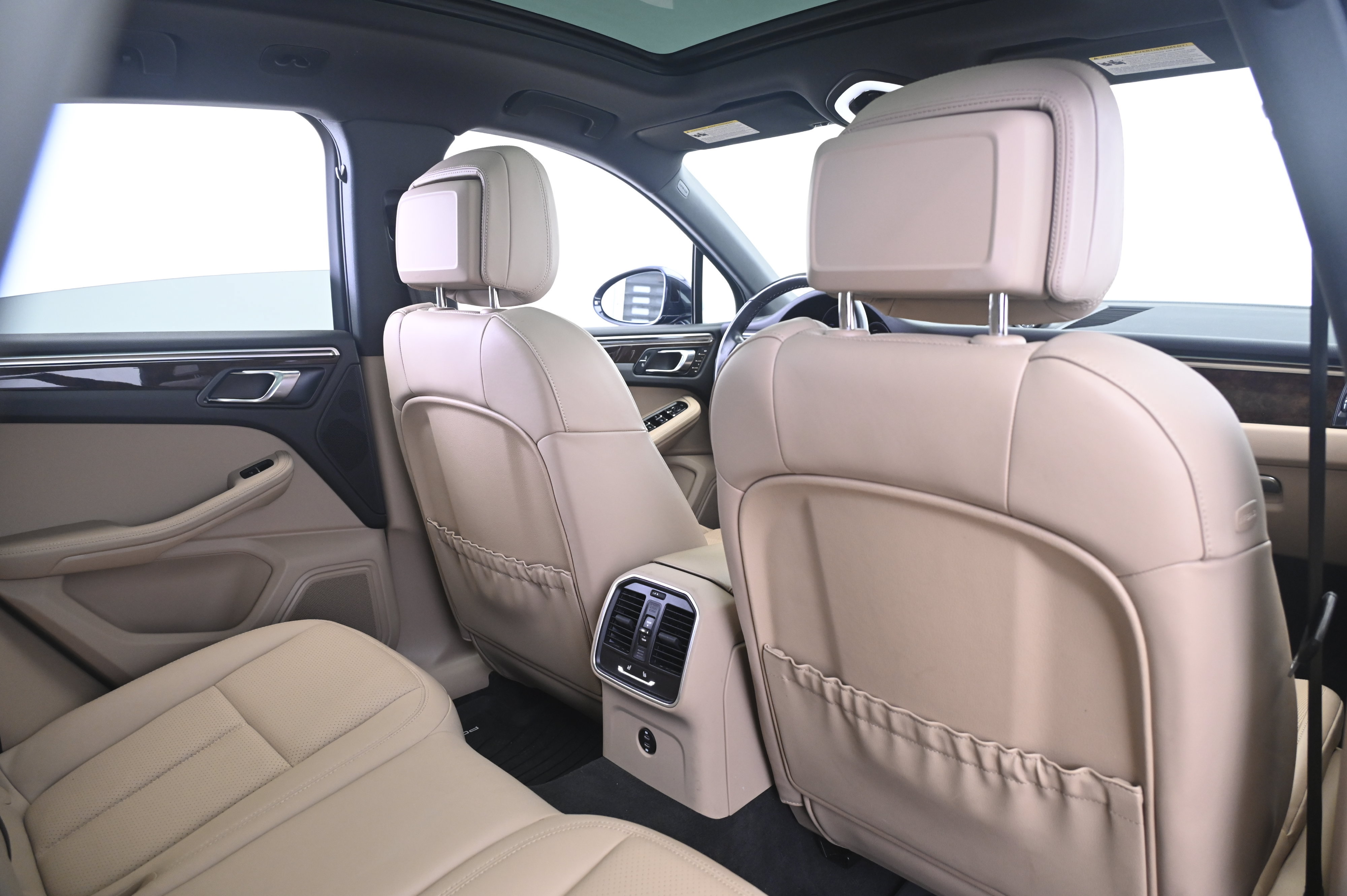 Certified 2023 Porsche Macan AWD/4WD image 17