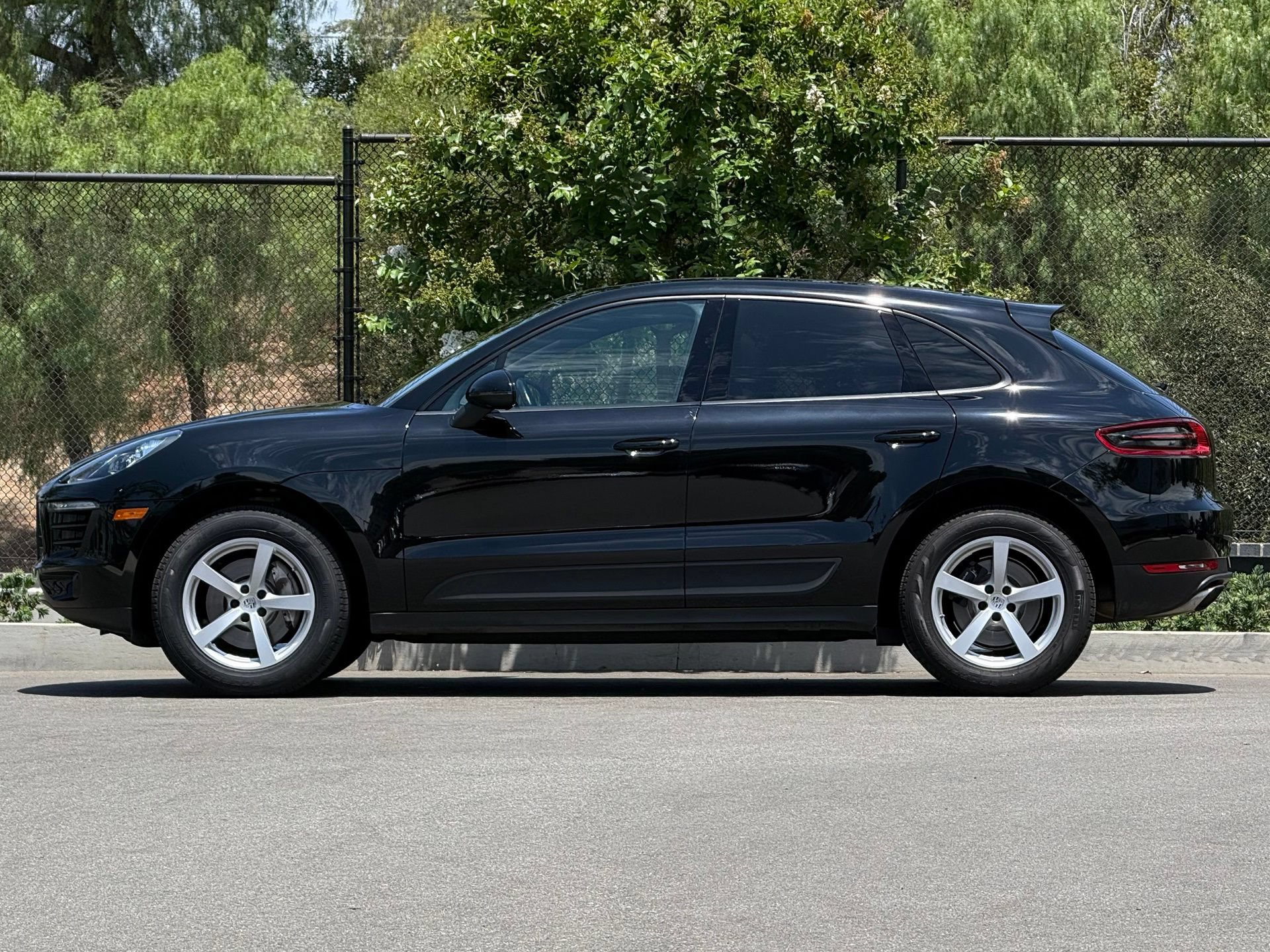 Certified 2017 Porsche Macan AWD/4WD image 2