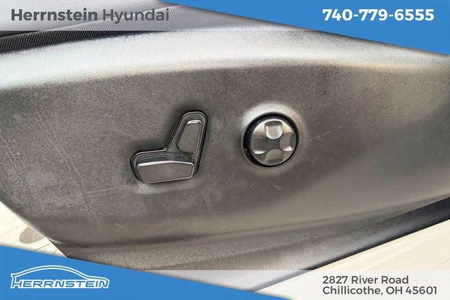 Used 2023 Chrysler Pacifica Touring-L image 14