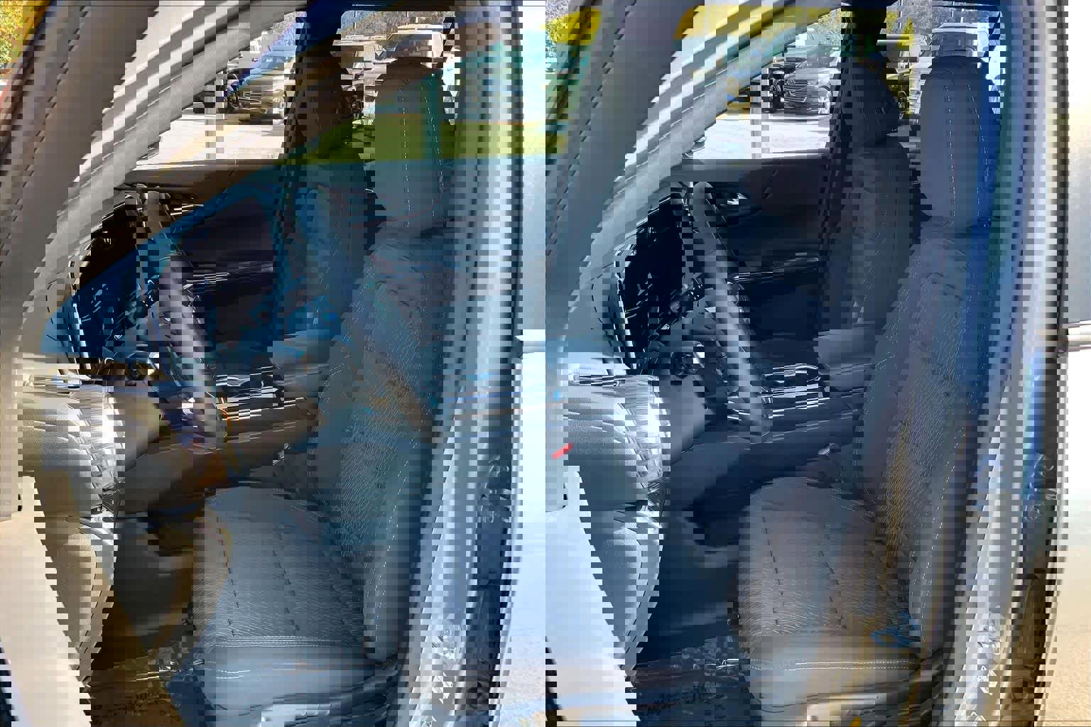 Used 2025 Chevrolet Equinox LT w/ Midnight Edition image 8