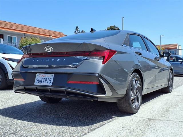 Used 2025 Hyundai Elantra Limited image 21