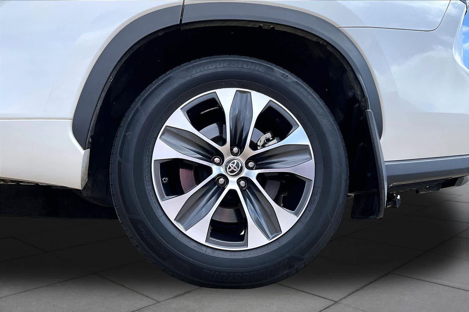 Used 2020 Toyota Highlander XLE AWD/4WD image 11