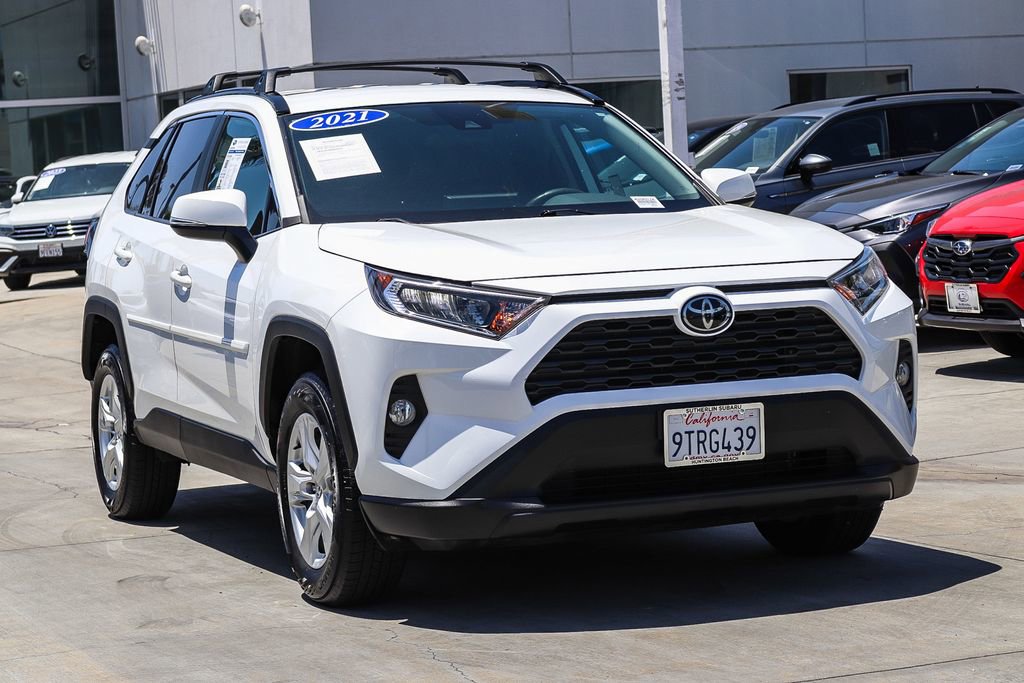 Used 2021 Toyota RAV4 XLE w/ Carpet Mat Package (TMS) FWD image 3