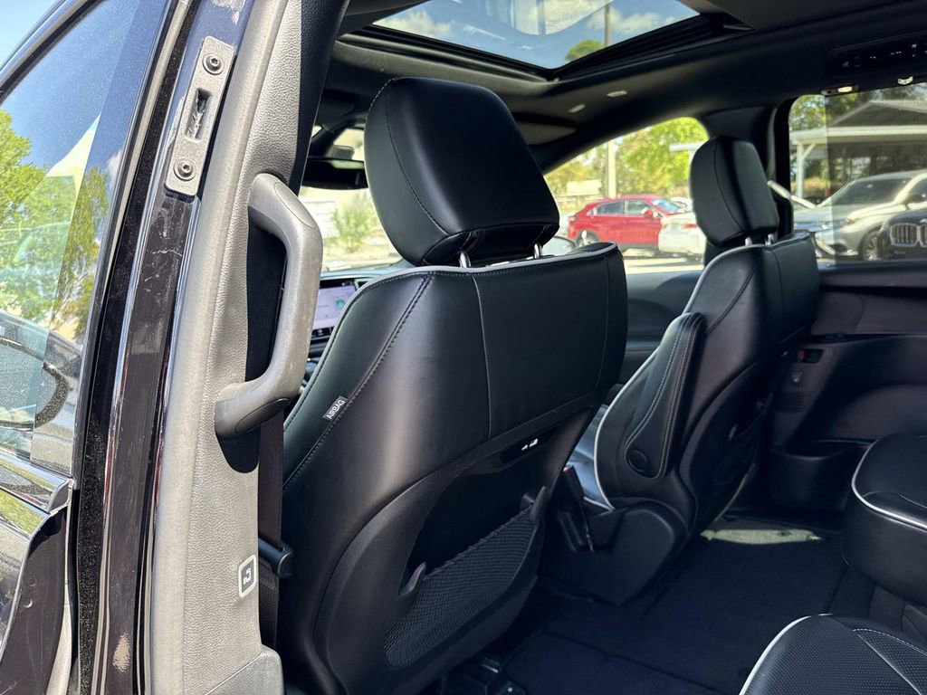 Used 2025 Chrysler Pacifica Limited image 11