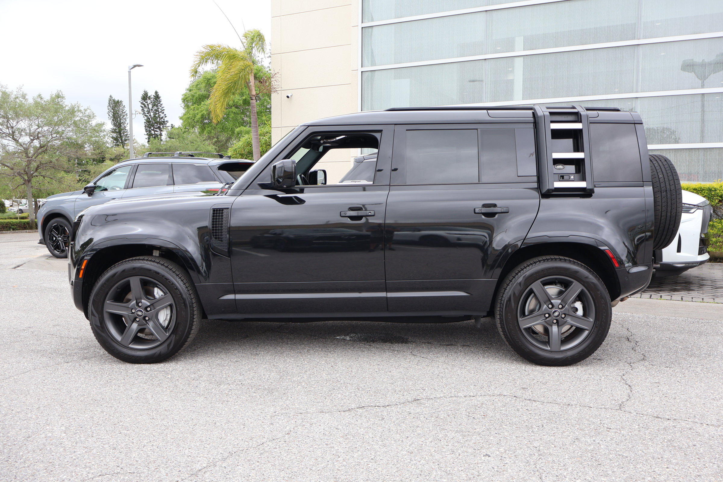 Used 2023 Land Rover Defender 110 X-Dynamic SE image 6