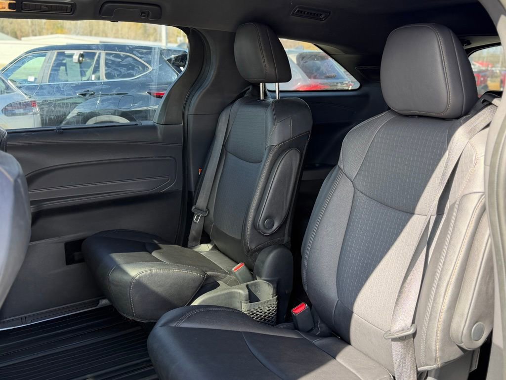 Used 2023 Toyota Sienna XLE Woodland Edition image 6