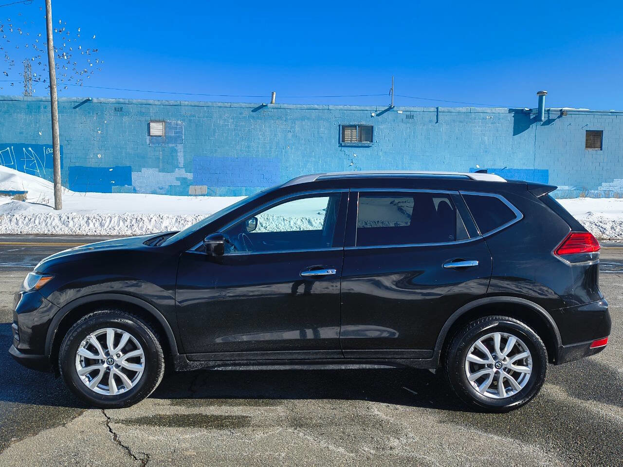 Used 2017 Nissan Rogue SV w/ SV Premium Package image 4