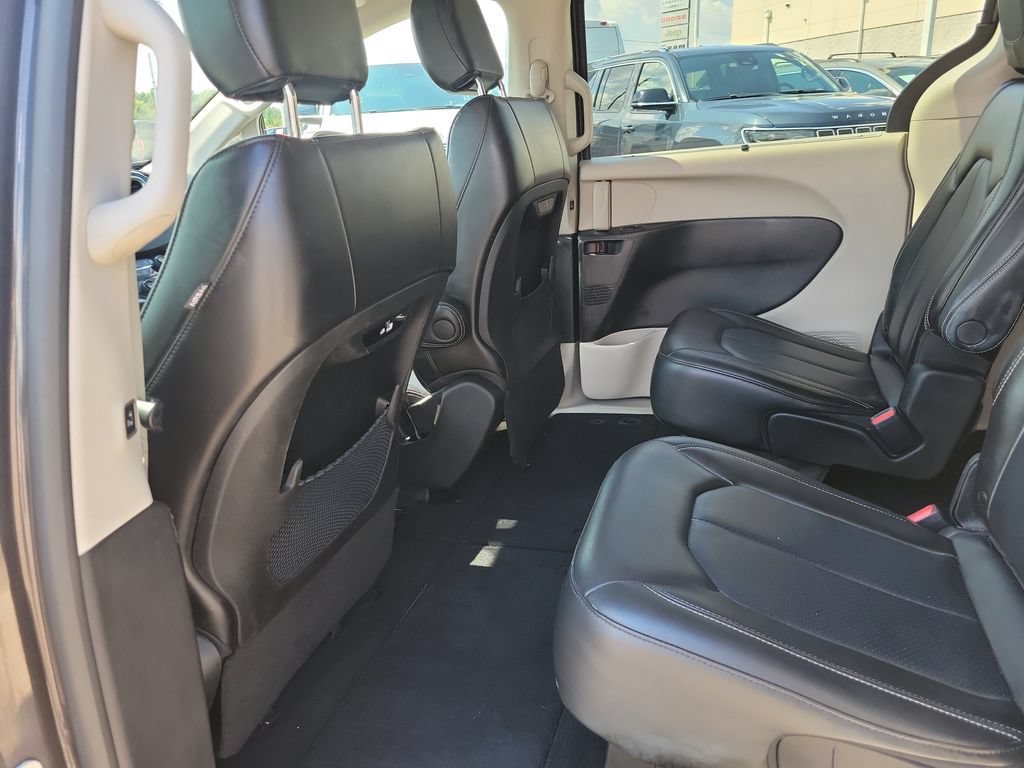 Used 2023 Chrysler Pacifica Touring-L FWD image 13
