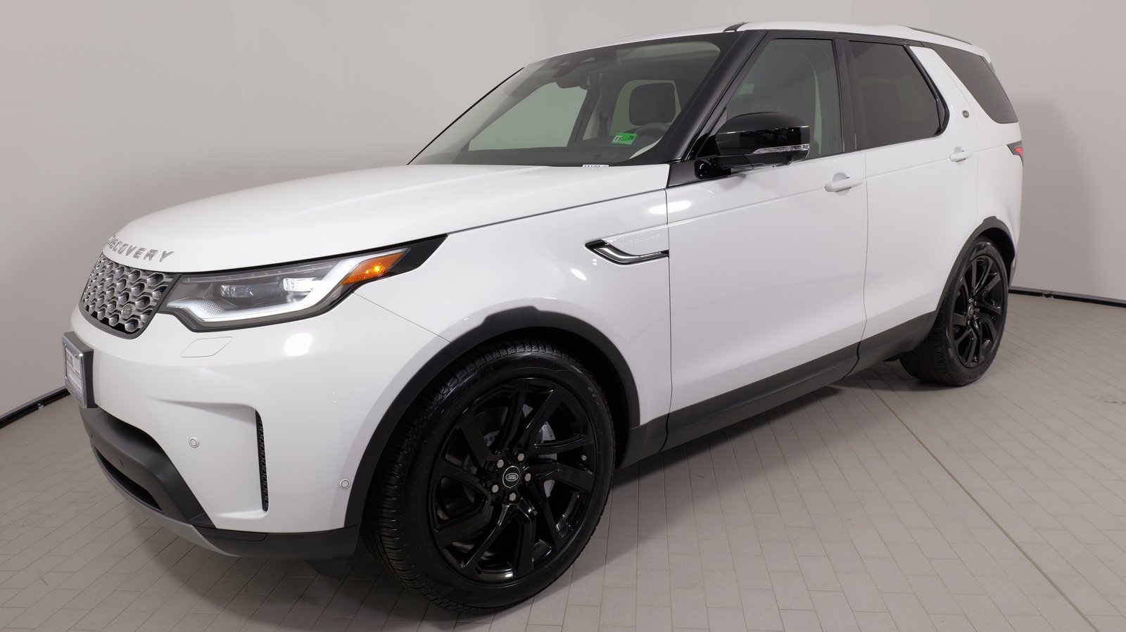 Used 2024 Land Rover Discovery S image 4