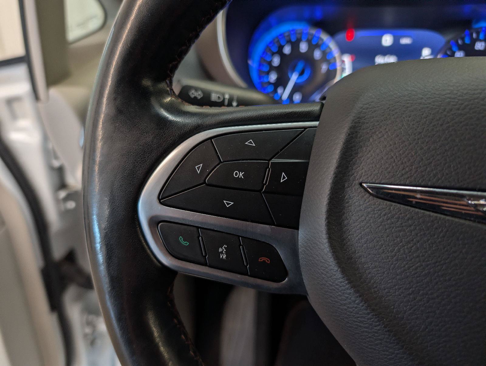 Used 2019 Chrysler Pacifica Touring-L Plus w/ Advanced Safetytec Group FWD image 21