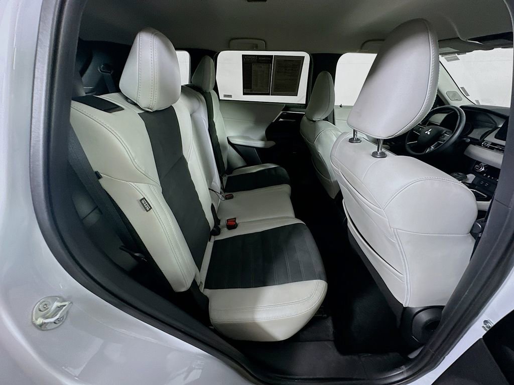 Used 2025 Mitsubishi Outlander SE FWD image 11