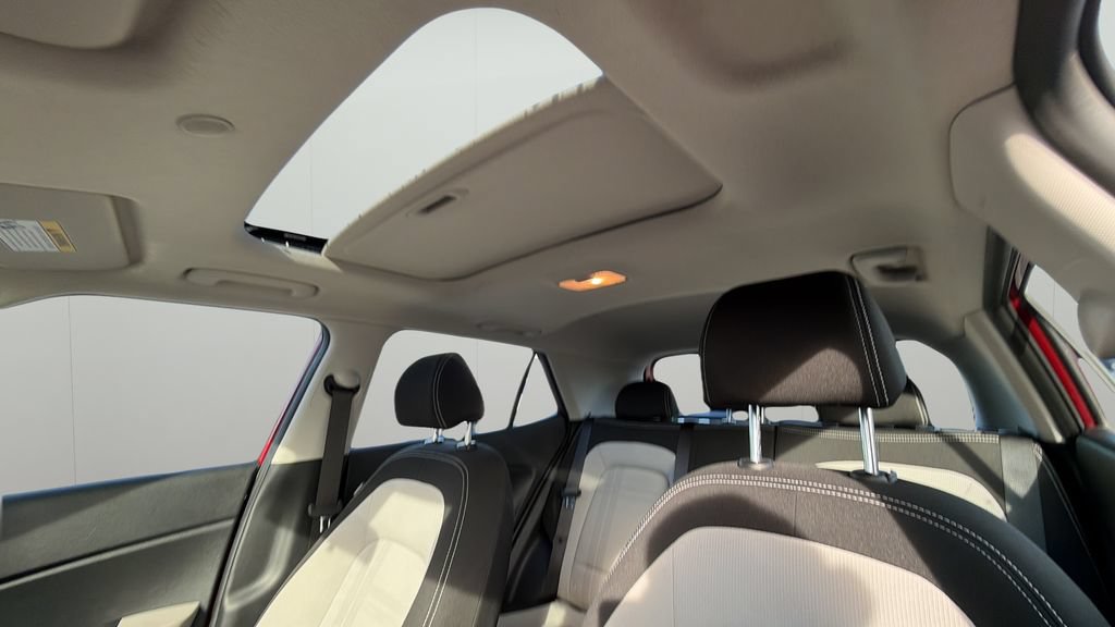 Used 2025 Hyundai Venue SEL FWD image 31