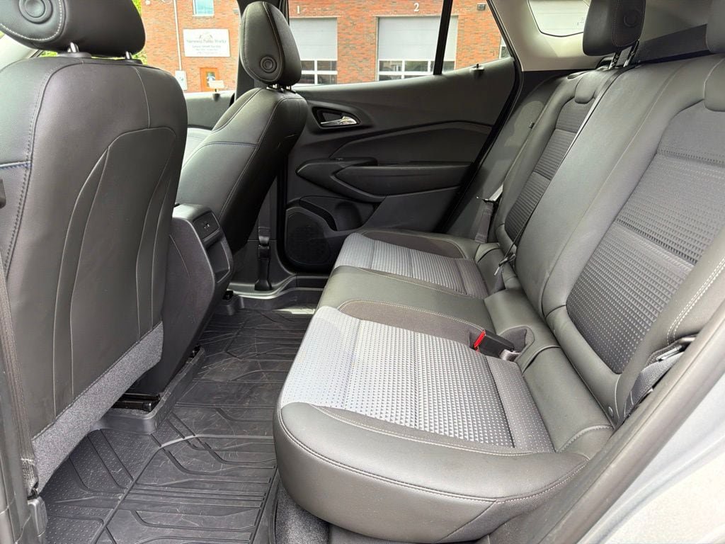 Used 2024 Chevrolet Trax LT w/ Sunroof Package FWD image 28