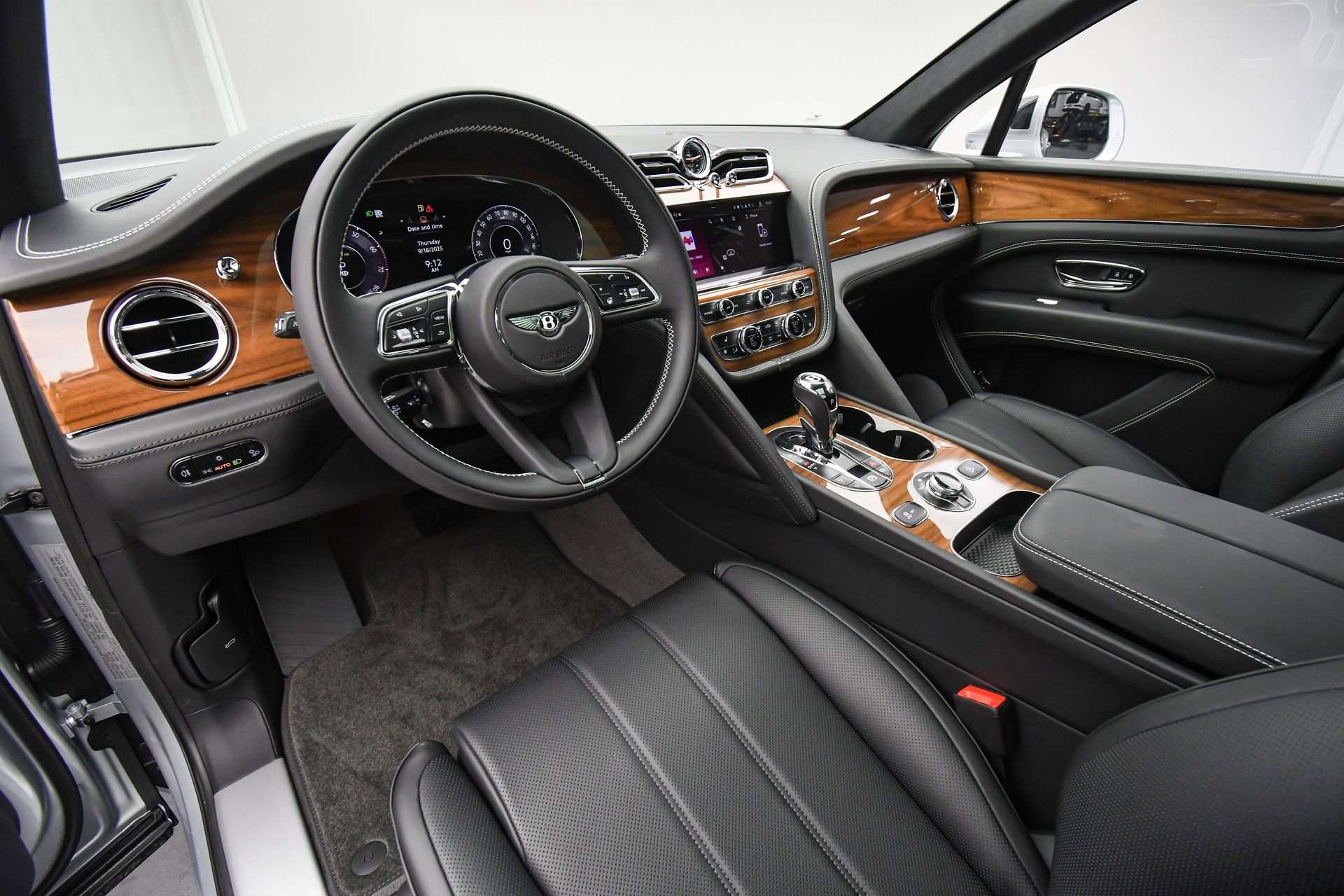 New 2025 Bentley Bentayga image 2