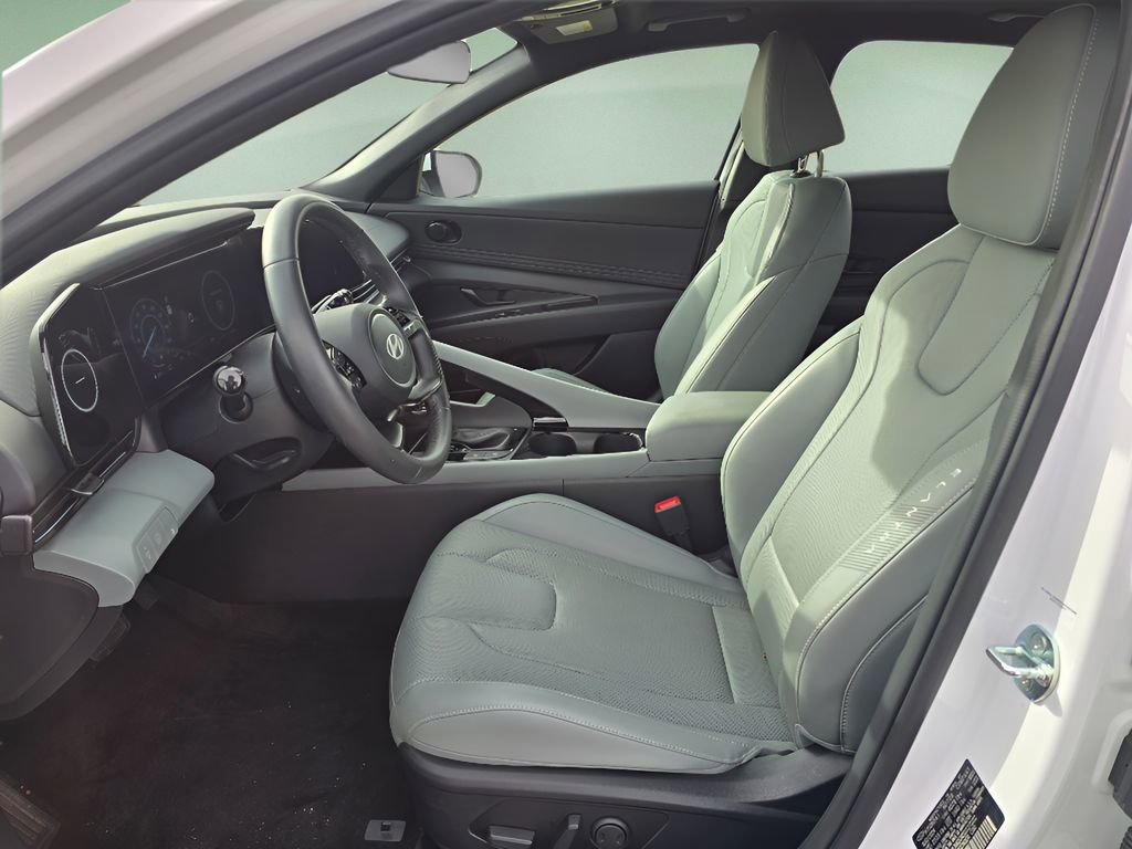 Used 2025 Hyundai Elantra Limited image 12