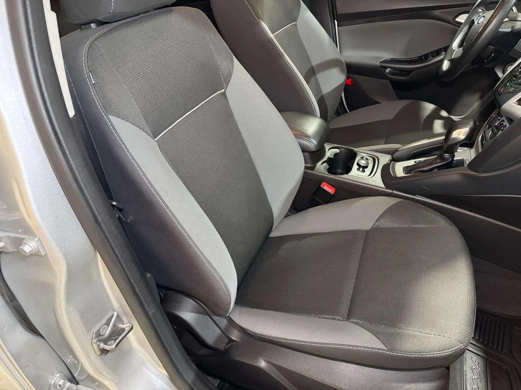 Used 2013 Ford Focus SE w/ SE Winter Pkg FWD image 24