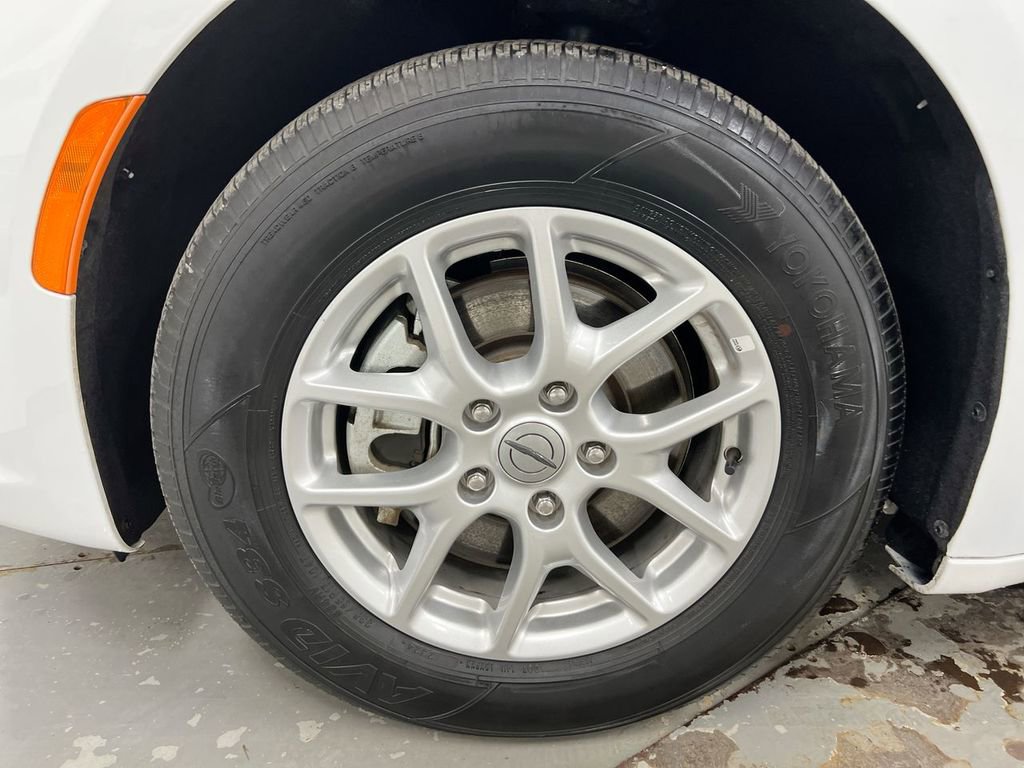 Used 2025 Chrysler Pacifica Select image 27