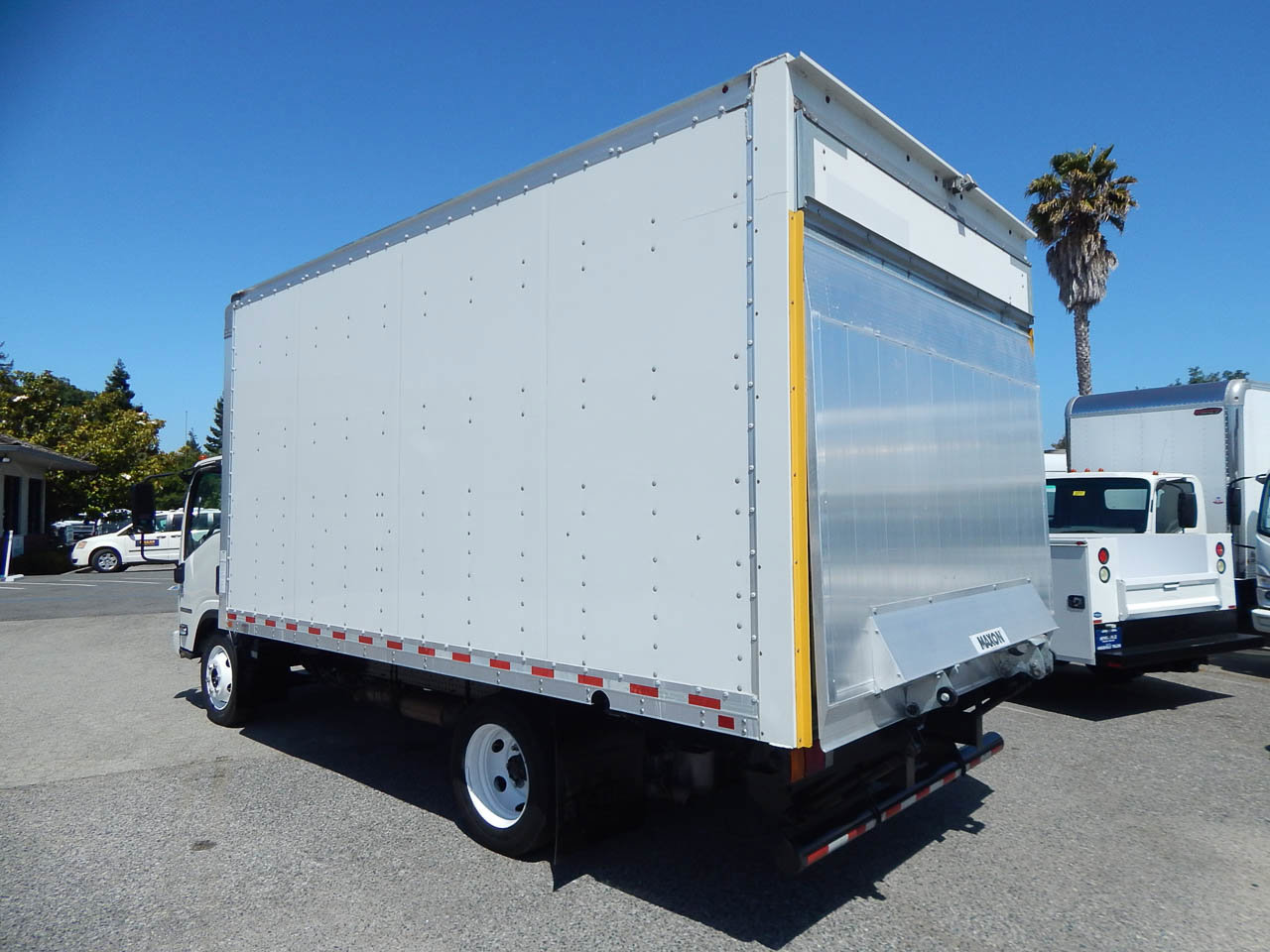 Used 2021 Isuzu NPR image 3