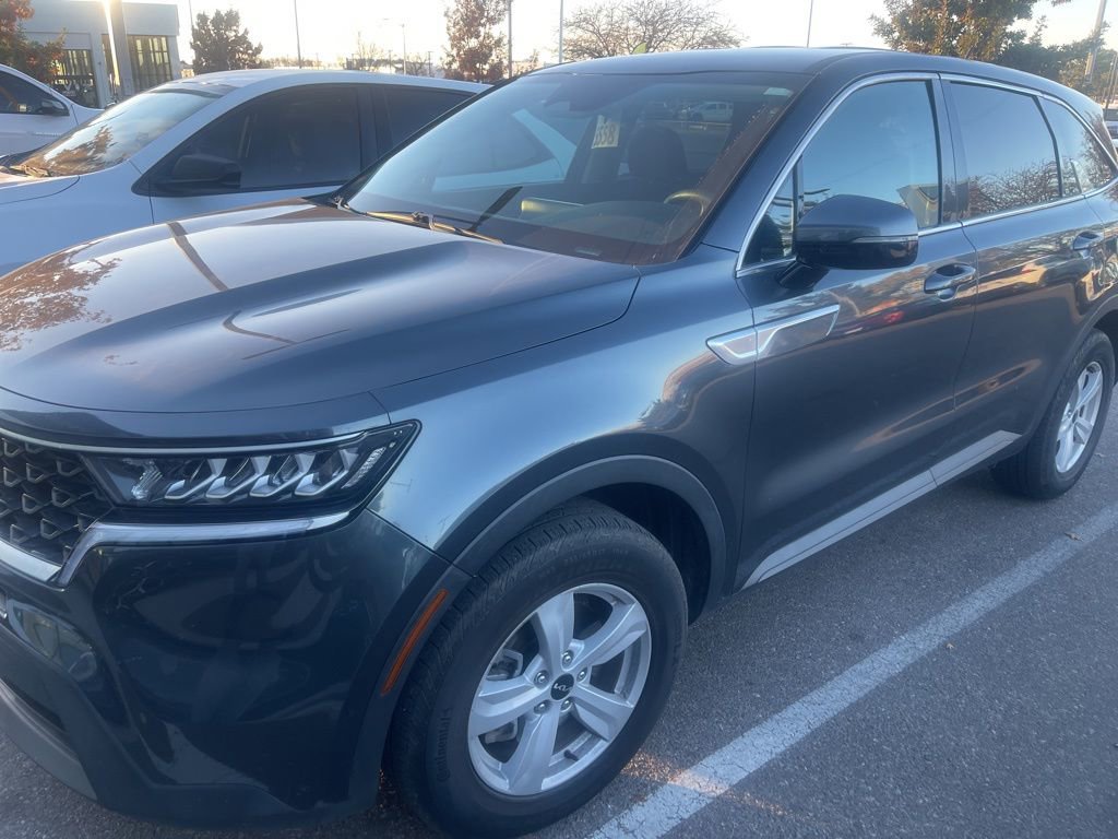 Used 2023 Kia Sorento LX image 3