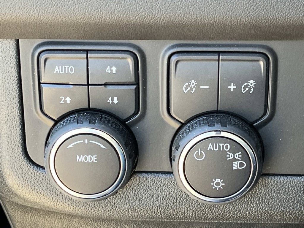 Used 2024 Chevrolet Suburban Premier AWD/4WD image 39