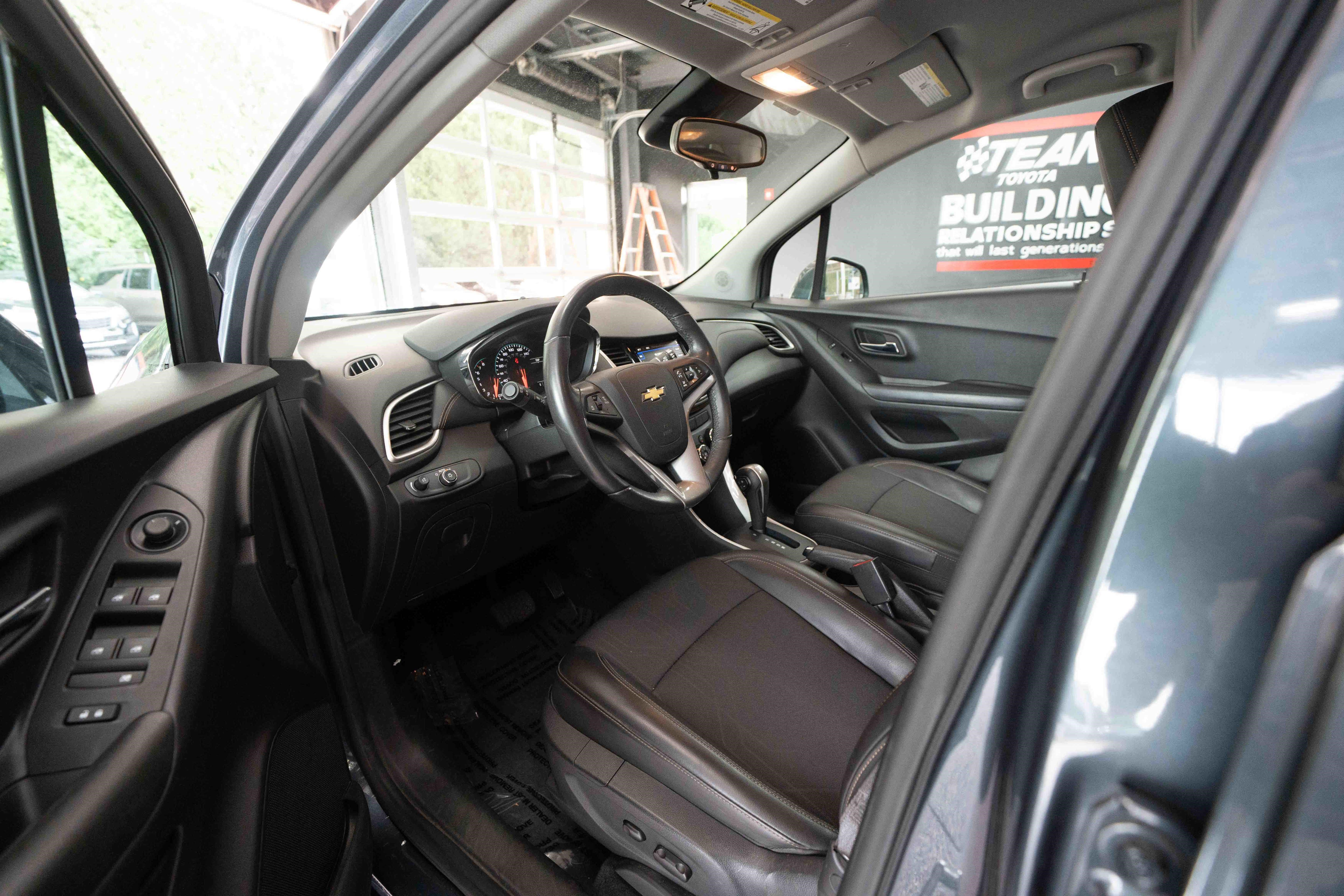 Used 2022 Chevrolet Trax LT w/ LT Convenience Package AWD/4WD image 8
