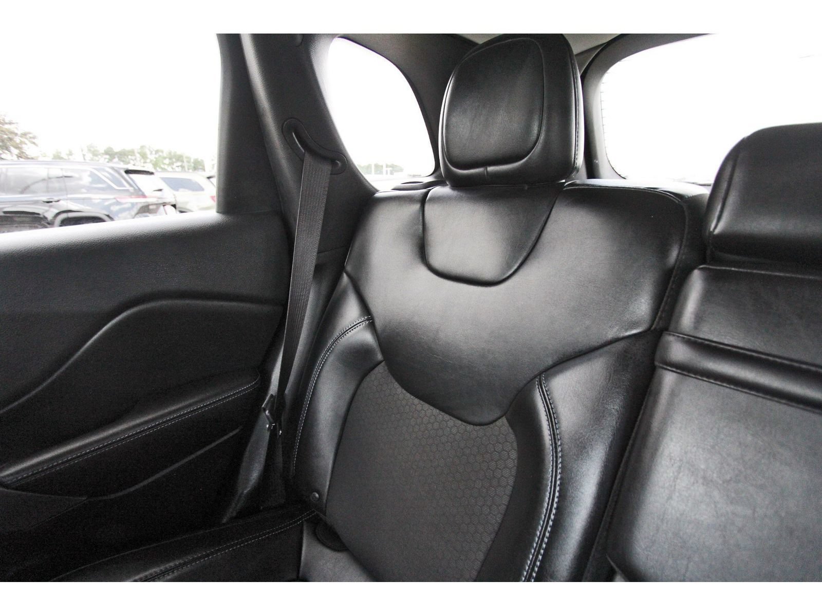 Used 2019 Jeep Cherokee Latitude Plus FWD image 14