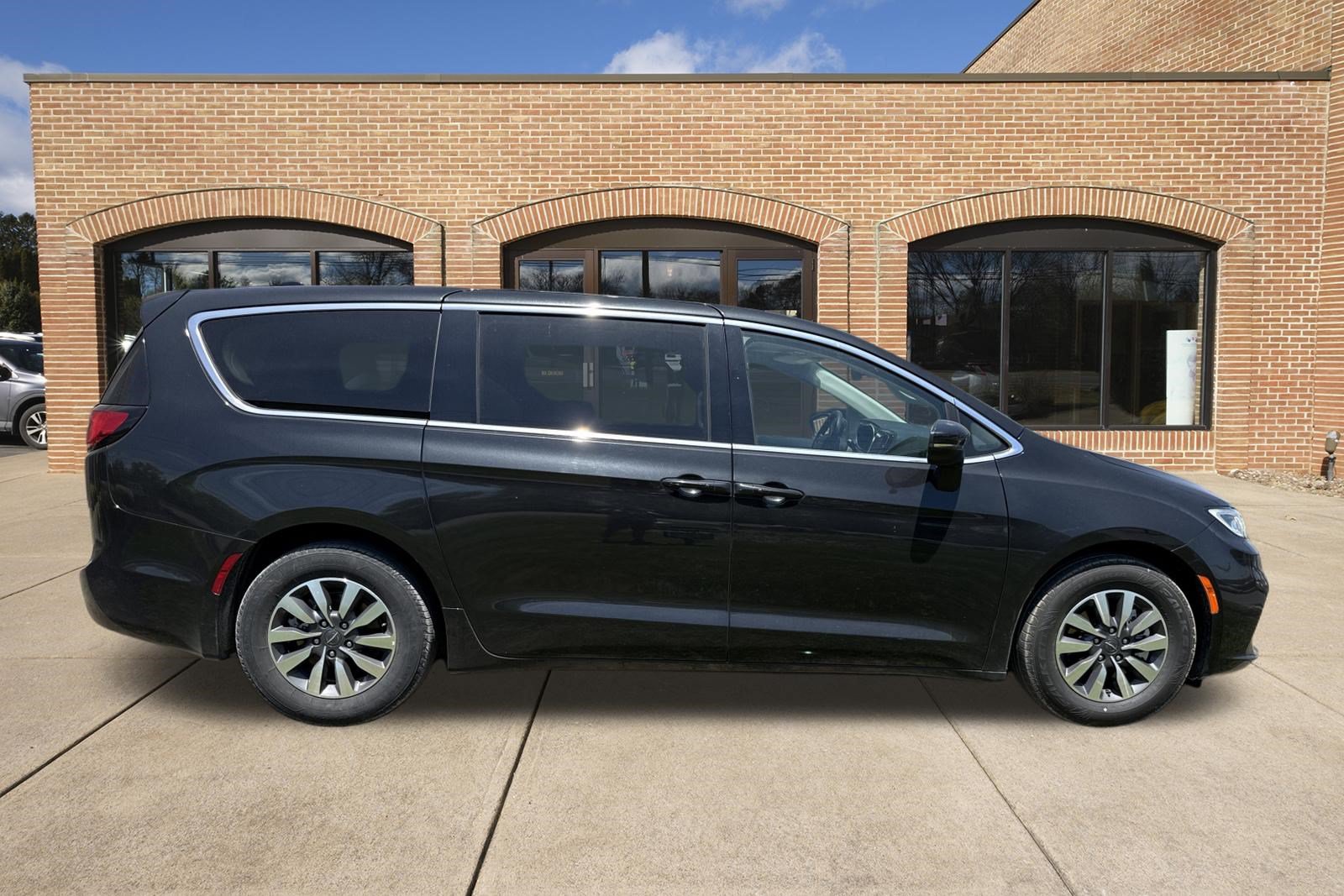 Used 2023 Chrysler Pacifica Touring-L FWD video 2