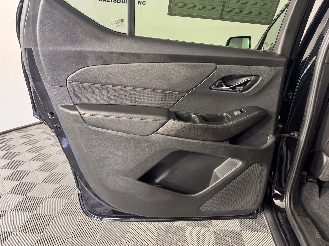 Used 2023 Chevrolet Traverse RS AWD/4WD image 32