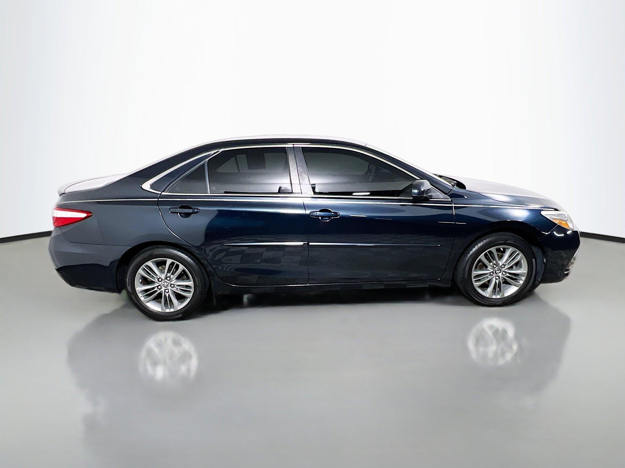 Used 2015 Toyota Camry SE FWD image 3