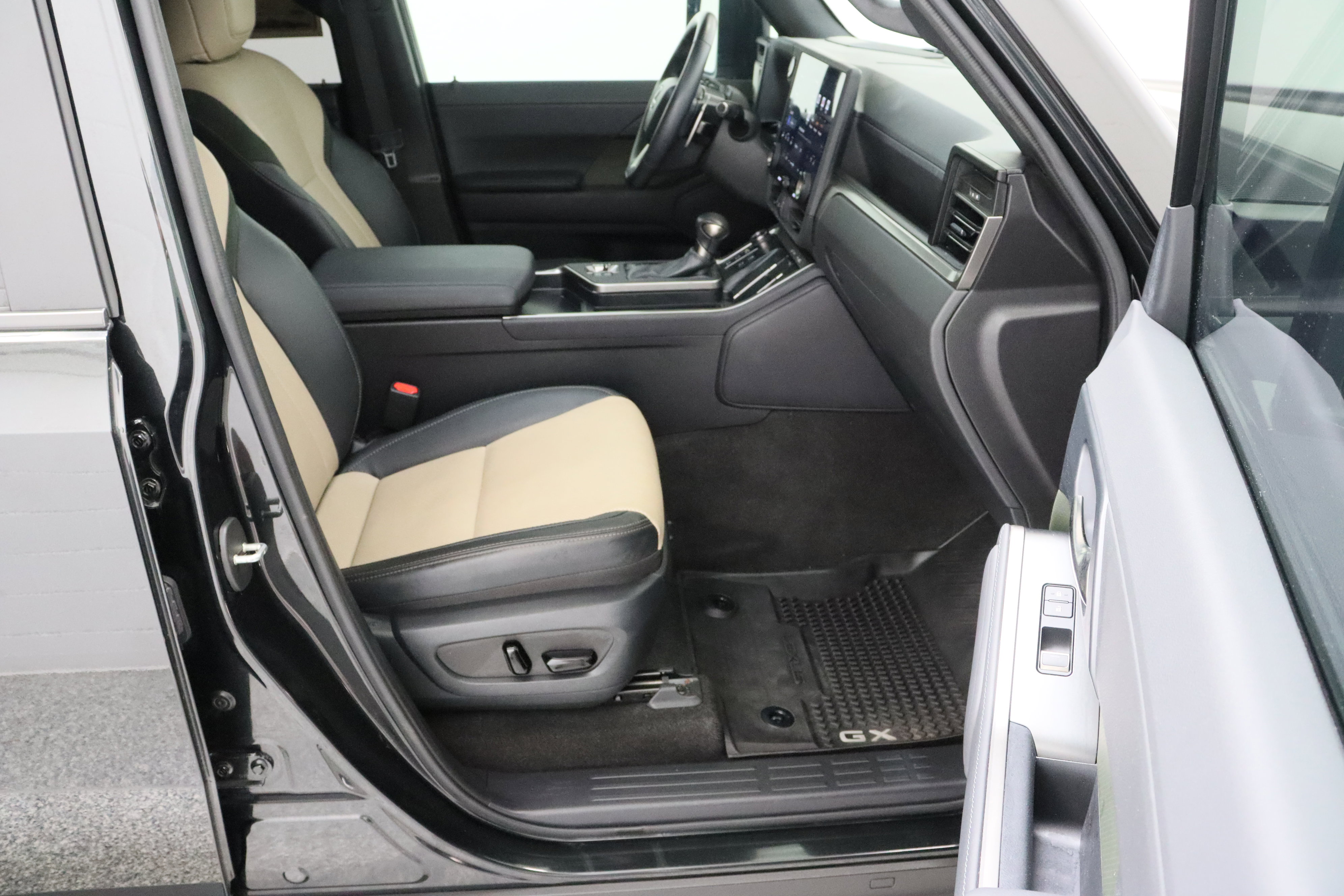 Used 2024 Lexus GX 550 image 40