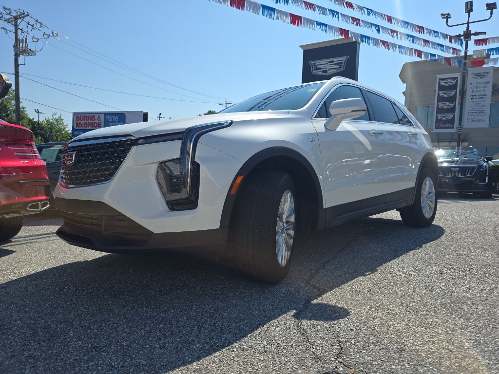 Used 2024 Cadillac XT4 Luxury w/ Cold Weather Package AWD/4WD image 2