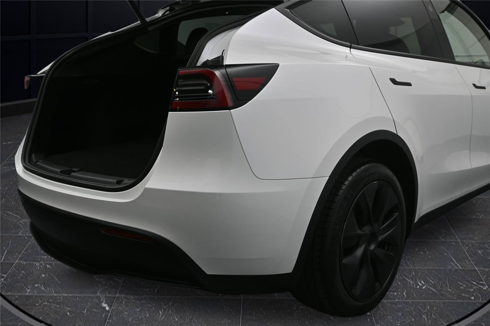 Used 2024 Tesla Model Y Long Range AWD/4WD image 12