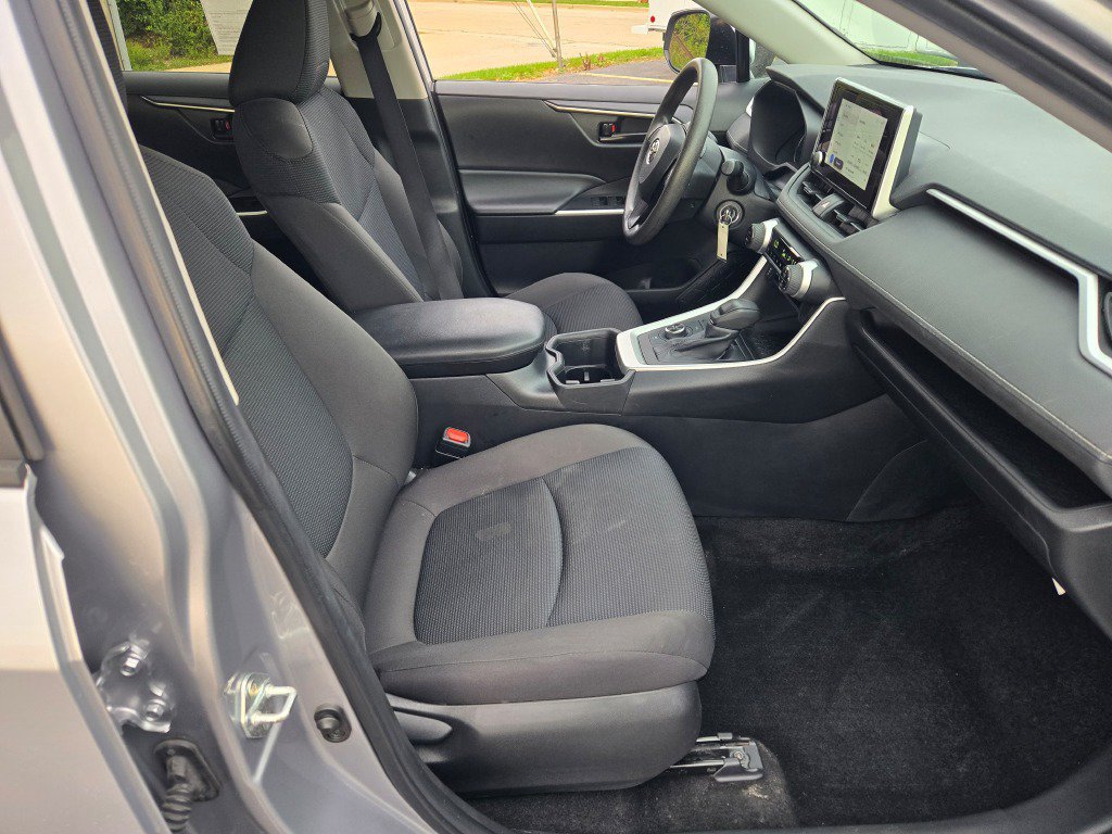 Used 2024 Toyota RAV4 LE AWD/4WD image 6