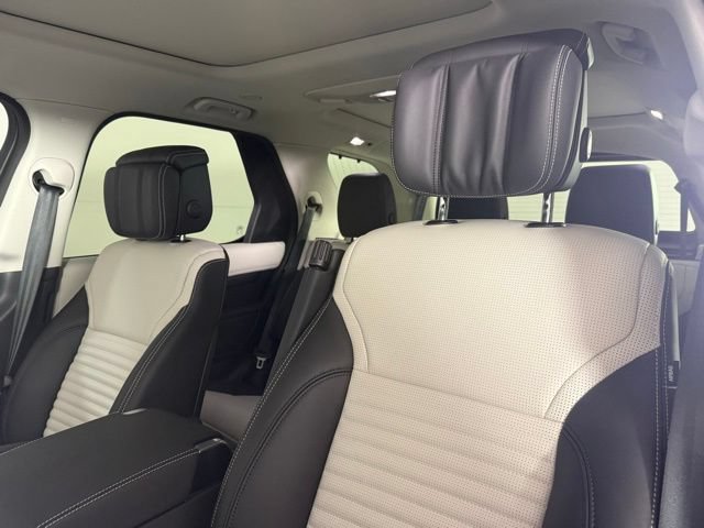 New 2025 Land Rover Discovery Metropolitan Edition AWD/4WD image 15