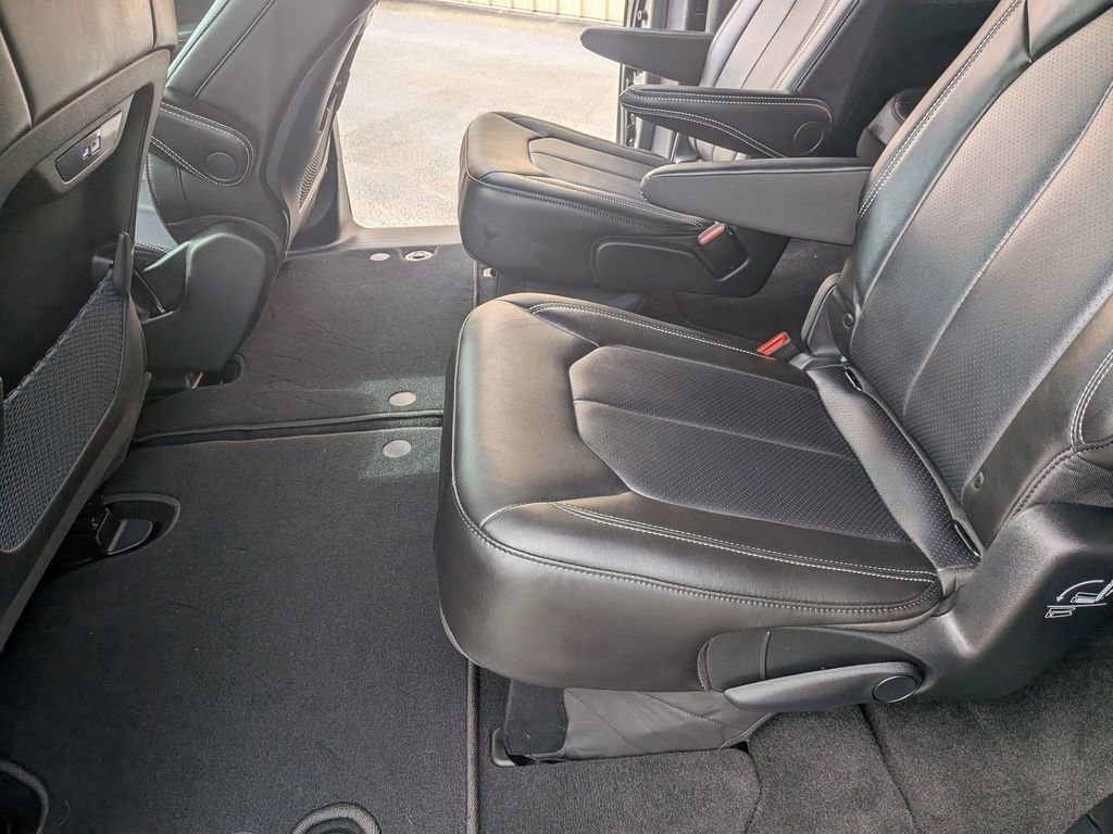 Used 2025 Chrysler Pacifica Select image 23