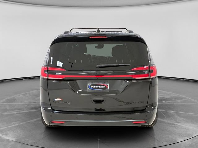 Used 2025 Chrysler Pacifica Limited image 4