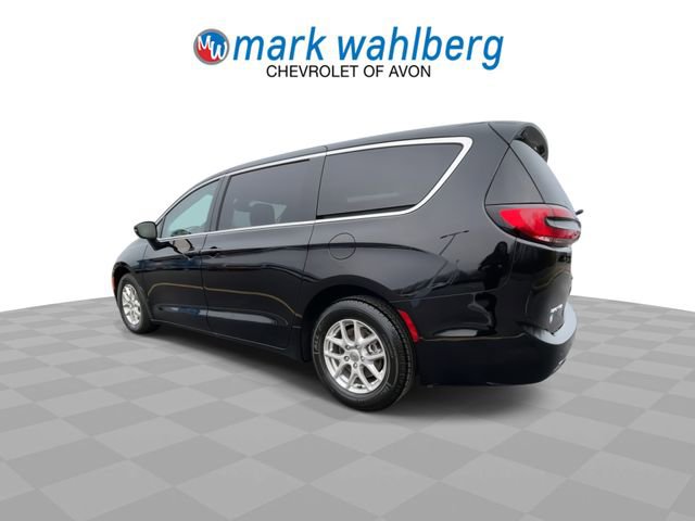 Used 2024 Chrysler Pacifica Touring-L image 6