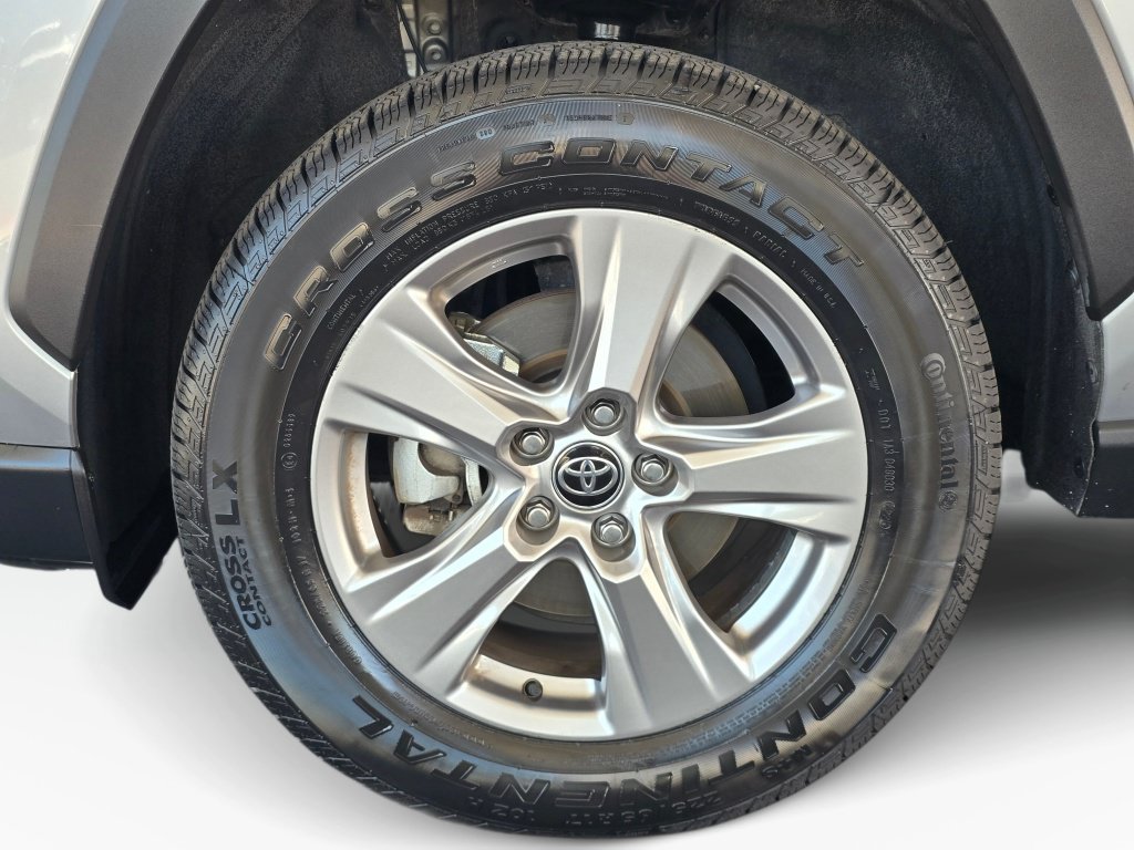 Used 2025 Toyota RAV4 XLE AWD/4WD image 11