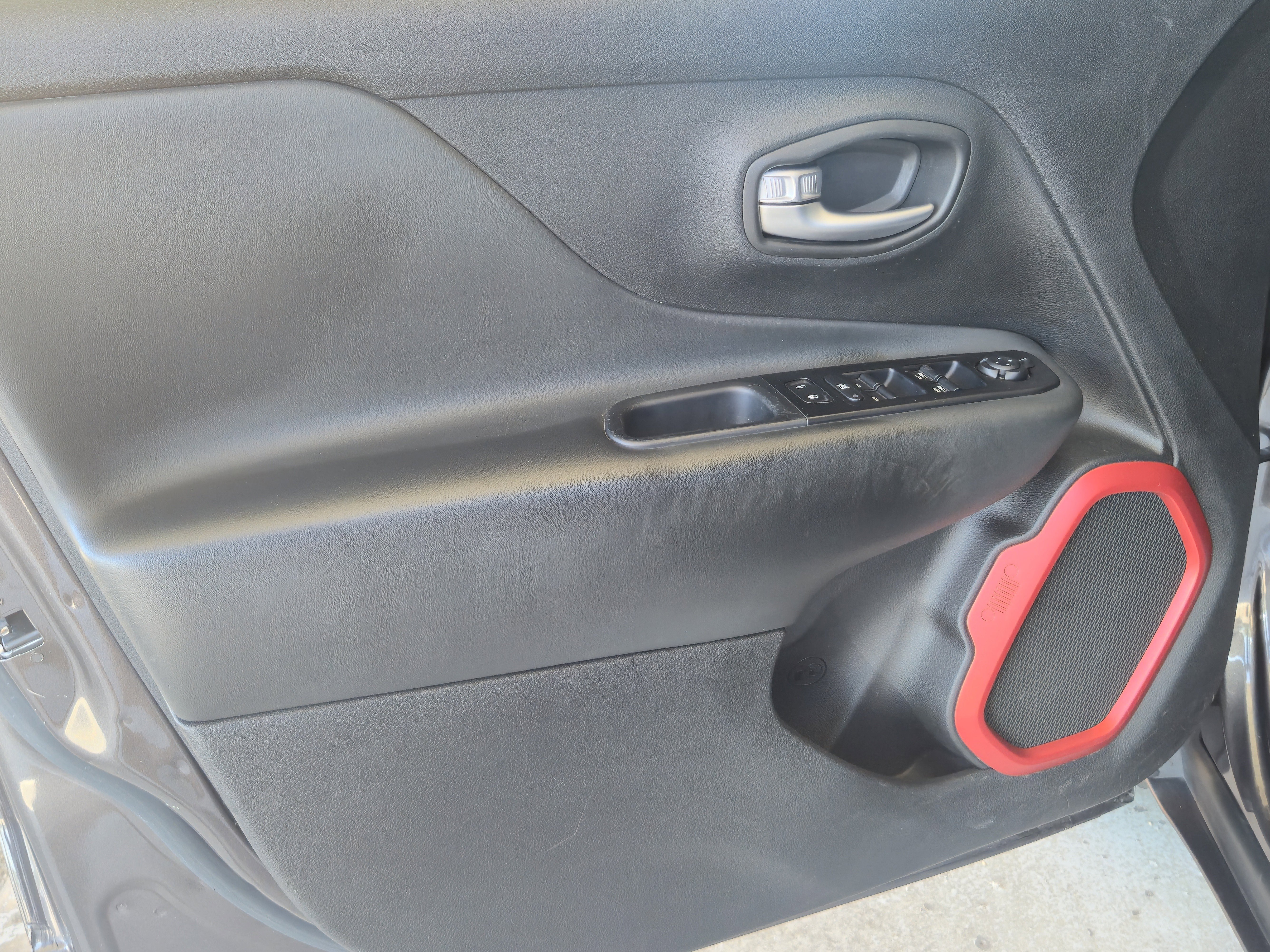 Used 2020 Jeep Renegade Trailhawk w/ Cold Weather Group AWD/4WD image 30