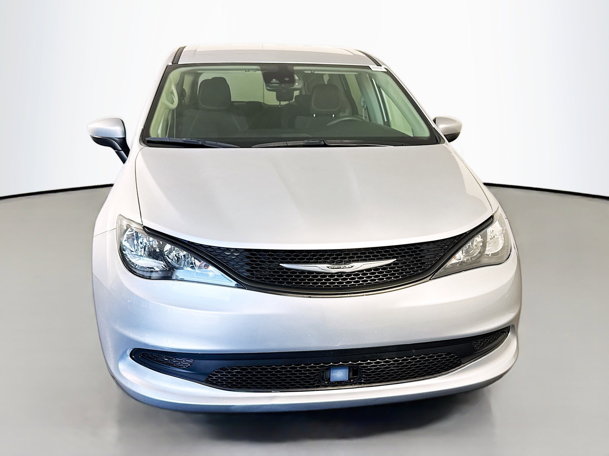Used 2023 Chrysler Voyager LX FWD image 2