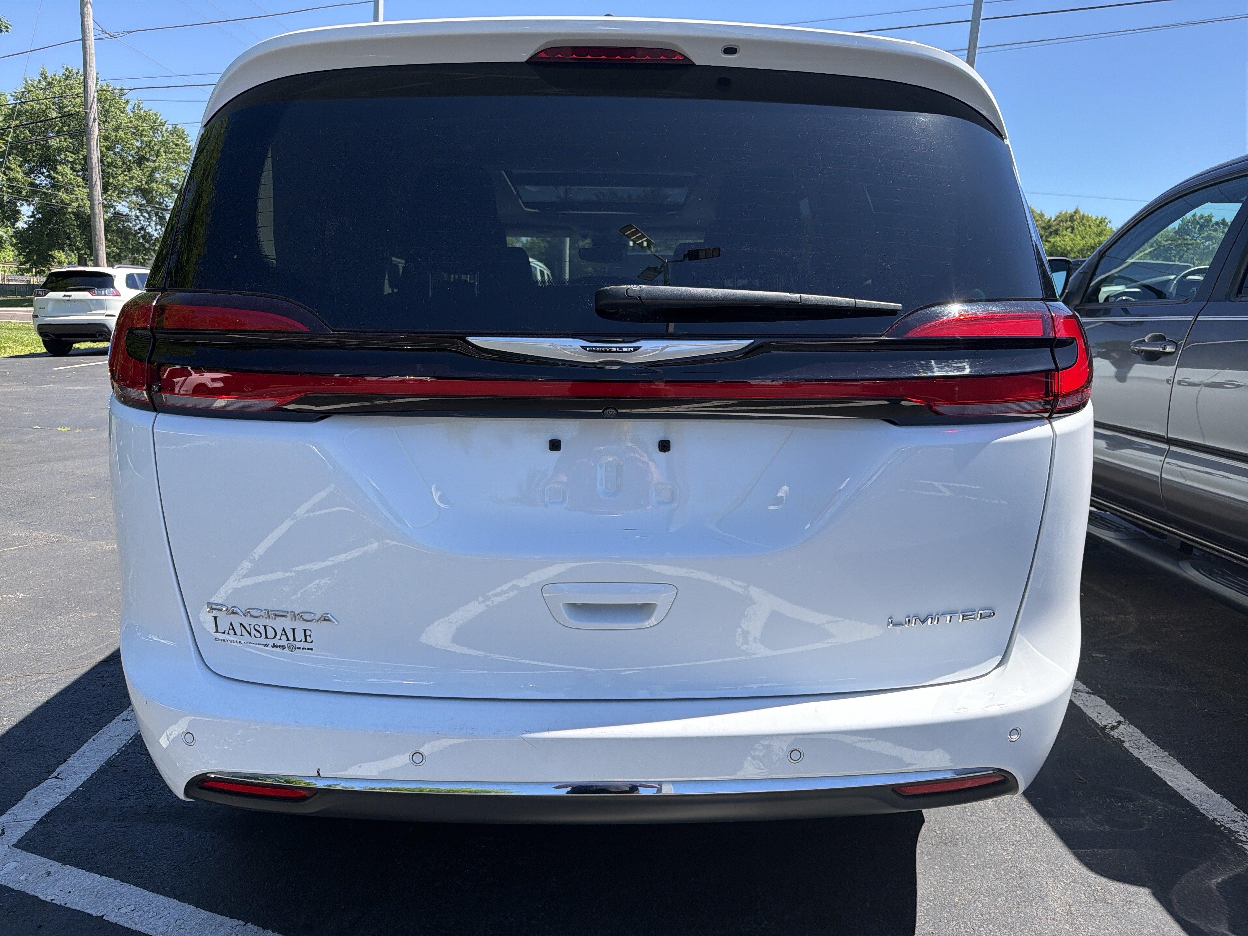 Used 2023 Chrysler Pacifica Limited FWD image 6