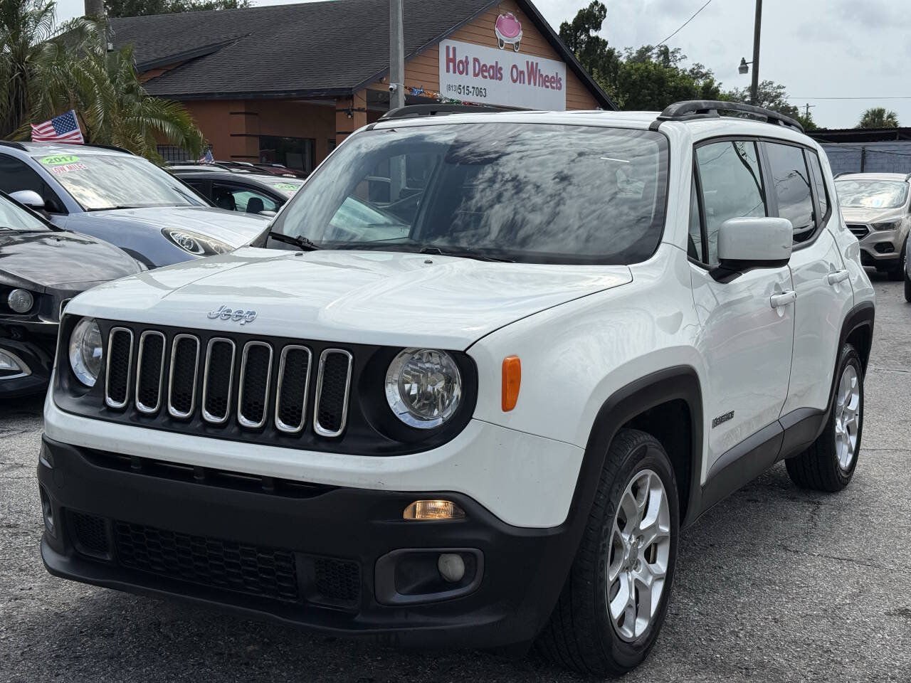 Used 2016 Jeep Renegade Latitude FWD image 3