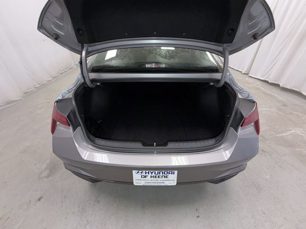 Used 2023 Hyundai Elantra Limited image 12