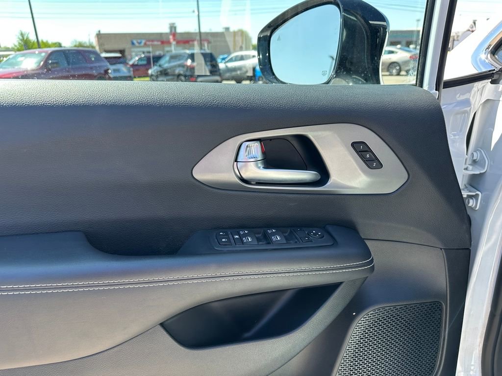 Used 2025 Chrysler Pacifica Select FWD image 14
